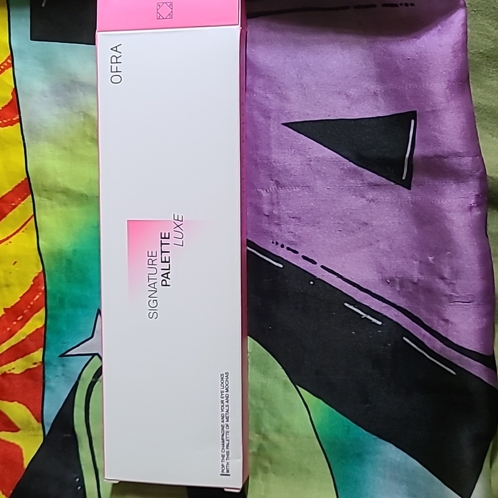 Ofra Luxe pallet includes Rodeo drive highlighter. BNIB